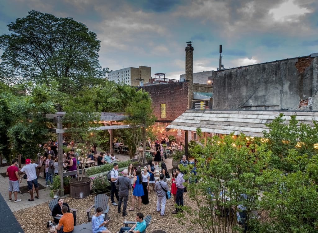 Entspannte Atmosphäre in einem der Biergärten Philadelphias