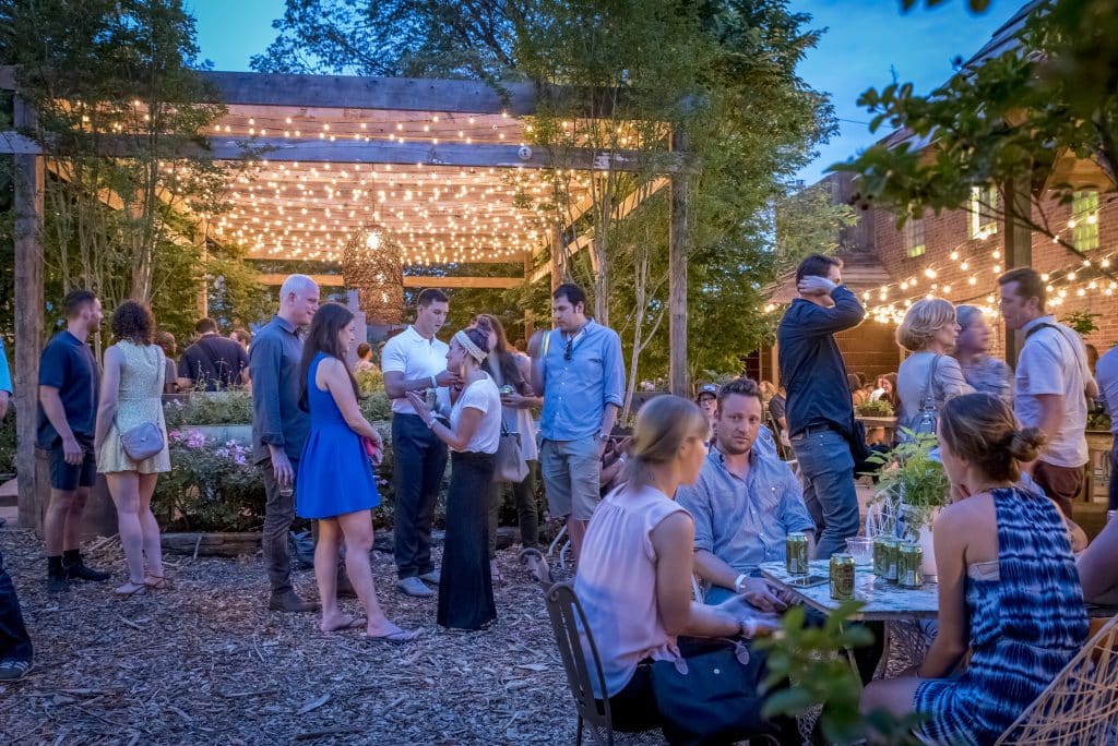 Abendliche Stimmung im Biergarten in Philadelphia