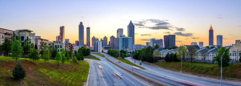 Jackson Street Bridge mit Atlantas Downtown-Skyline