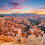 Panoramablick von einem der Aussichtspunkte im Bryce Canyon Nationalpark auf die vielfältige, farbenfrohe Canyon-Landschaft