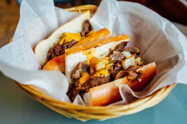 Legendäres Philly Cheesesteak gibt's z.B. bei Campo's.