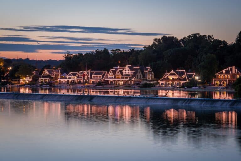 Die malerische Boathouse Row am Schuylkill River