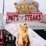 Legendäres Philly Cheesesteak gibt's z.B. bei Pat's King of Steaks.