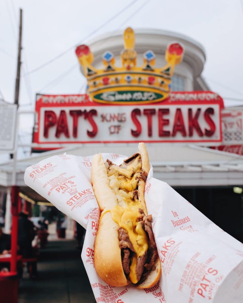 Legendäres Philly Cheesesteak gibt's z.B. bei Pat's King of Steaks.