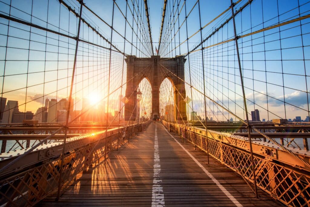 Brooklyn Bridge in New York City bei Sonnenaufgang
