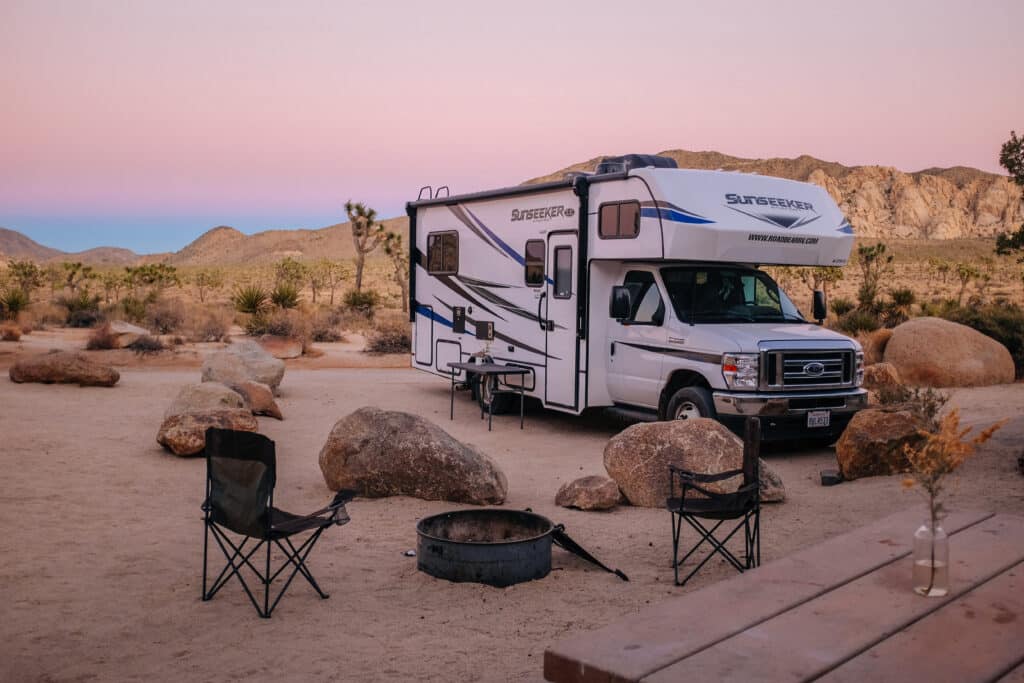 Road Bear RV - Camping im Joshua Tree Nationalpark bei Dämmerung