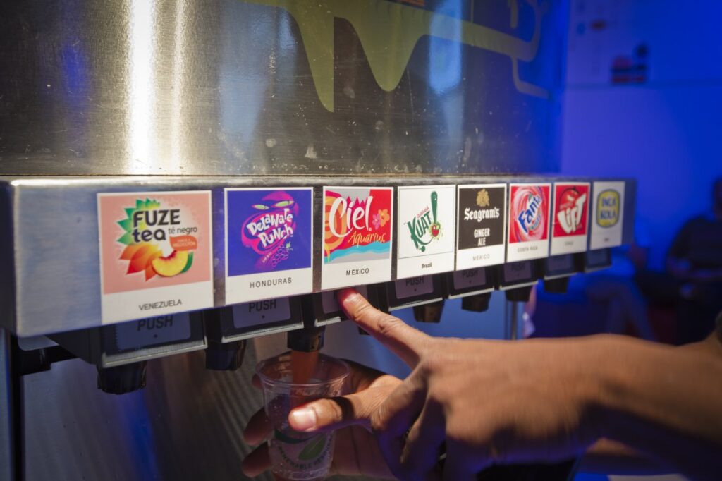 Verschiedene Limo-Sorten verkosten in der World of Coca-Cola
