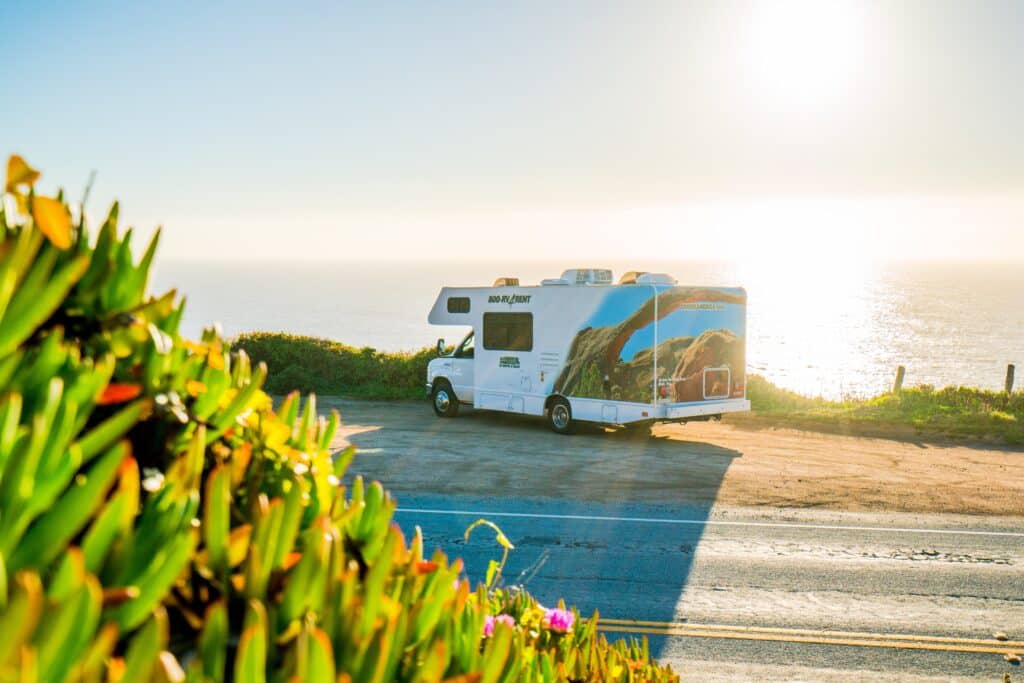 Cruise America - Wohnmobil an Küstenstraße mit Blick auf das Meer