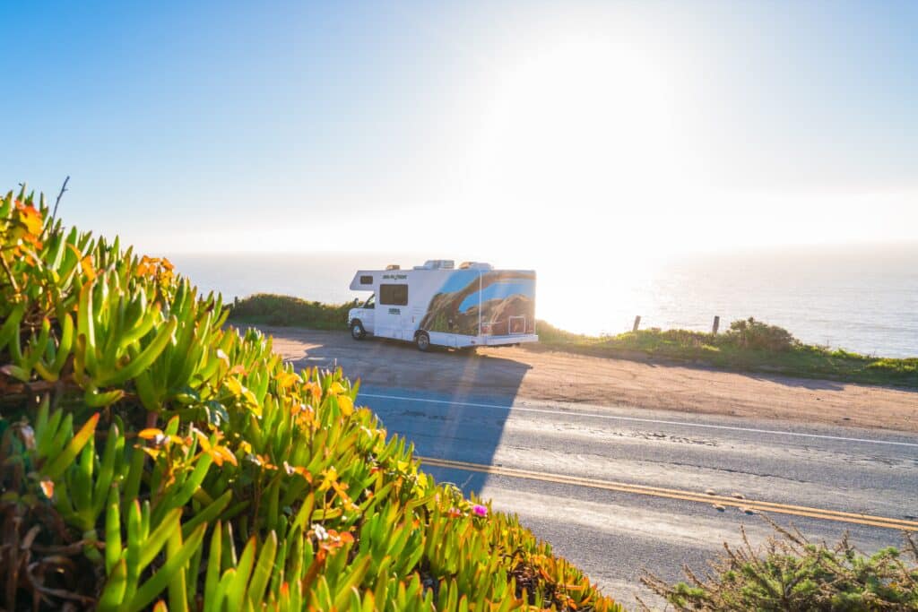 Cruise America - Wohnmobil an Küstenstraße mit Blick auf das Meer
