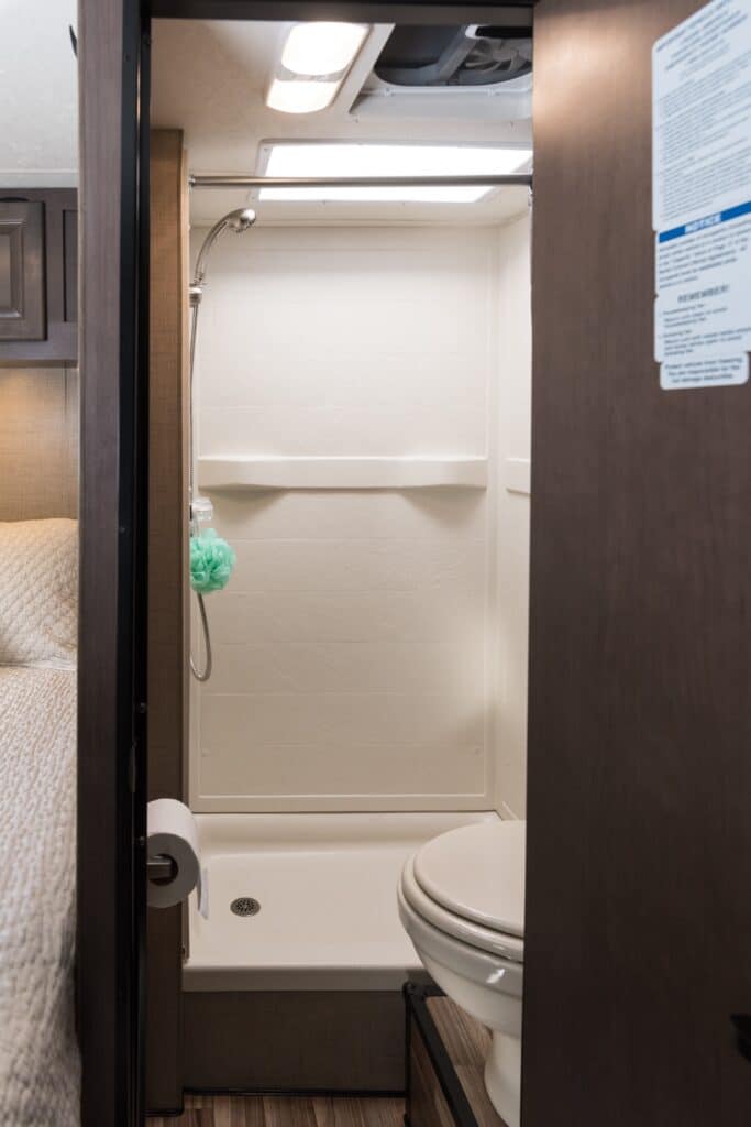 Cruise America - C25 Bad mit Dusche und Toilette
