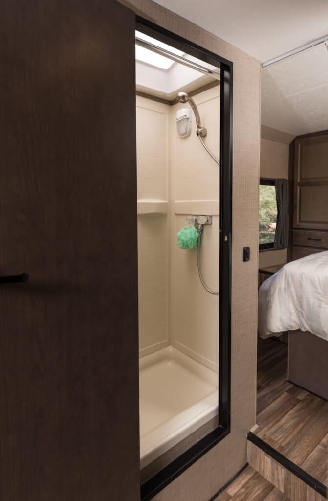 Cruise America - C30 Dusche