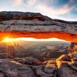 Der Mesa Arch im Arches Nationalpark.