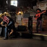 ...kultig Two-Steppen zum Beispiel im legendären Rusty Spur Saloon