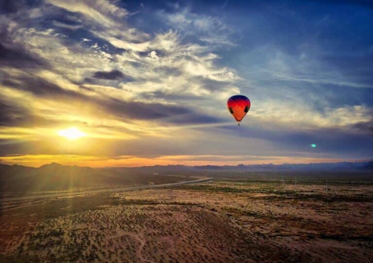 Heißluftballonflug über Arizona