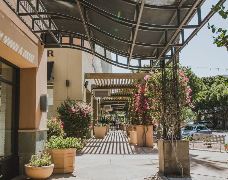 Gepflegtes Outdoor-Shopping in den Kierland Commons