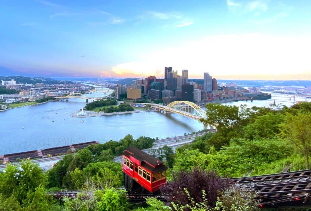 Traumhafter Blick auf Pittsburgh bei einer Fahrt mit der Schmalspurbahn