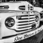 weißer Ford Oldtimer