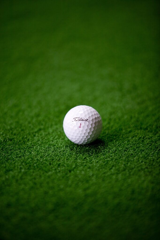 Ball auf Golfplatz