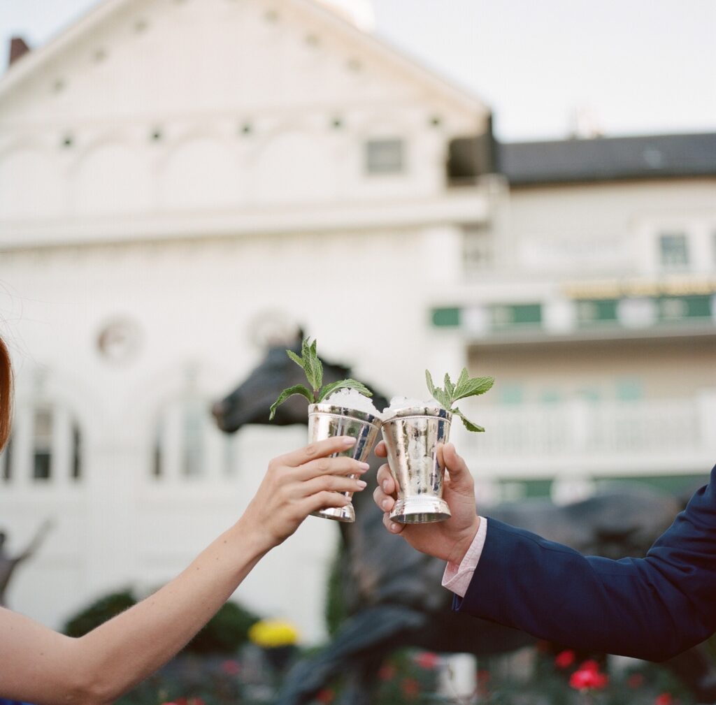 Anstoßen mit zwei Bechern Mint Juleps