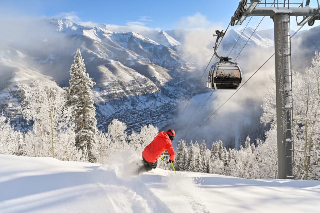 Skifahrer im Tiefschnee - Telluride