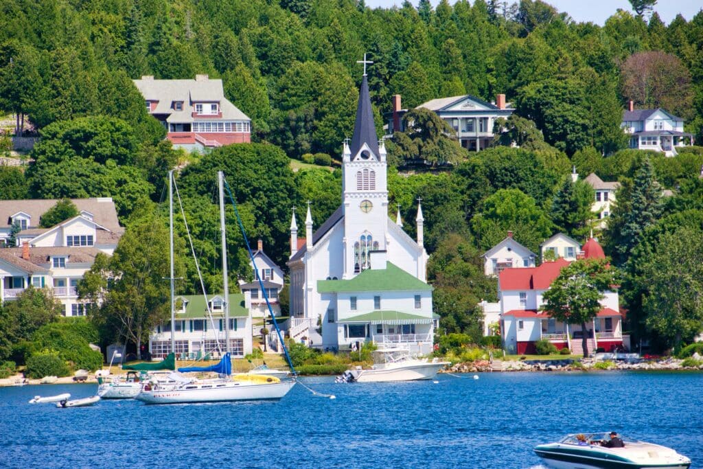 Blick auf die Küste von Mackinaw City