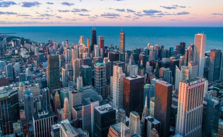 Blick aus der Vogelperspektive über das Hochhäusermeer von Chicago zum Lake Michigan