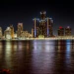 Detroit mit Blick auf die Stadt bei Nacht