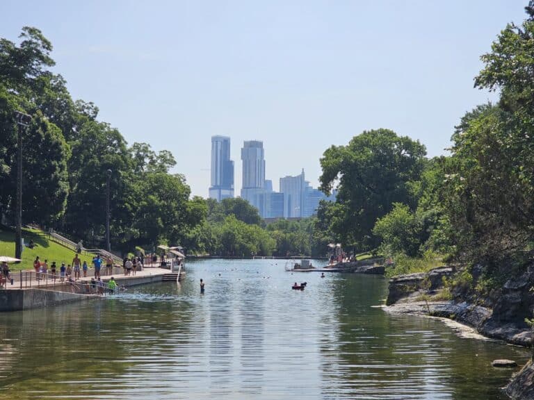 Barton Springs mit Blick auf Austin