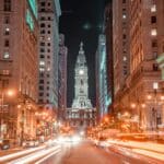 Nächtliche Straßenschlucht in Philadelphia