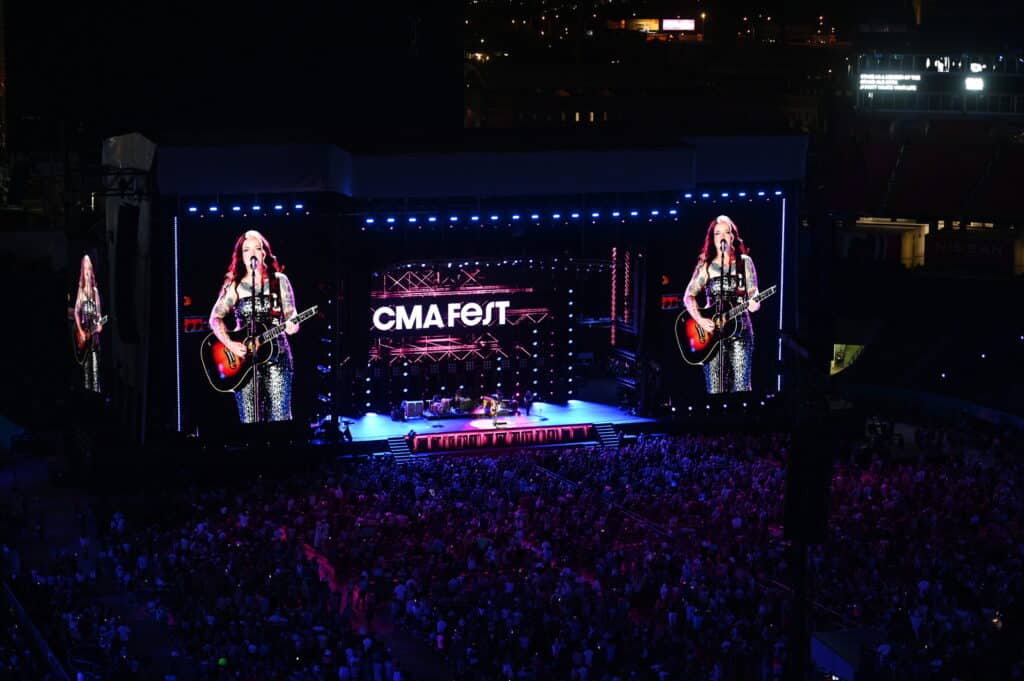 Ashley McBryde im Nissan Stadium während des CMA Fests in Downtown Nashville