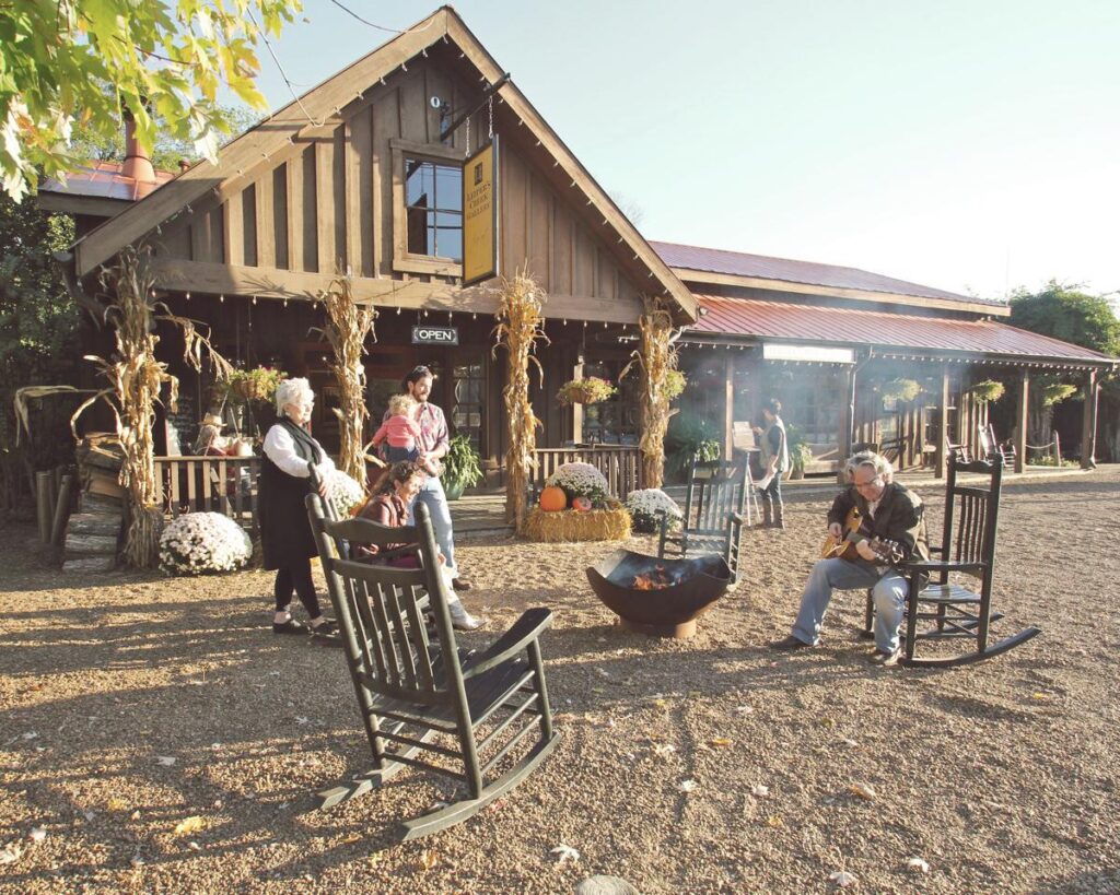 Live-Musik am Lagerfeuer in Leiper's Fork, Tennessee