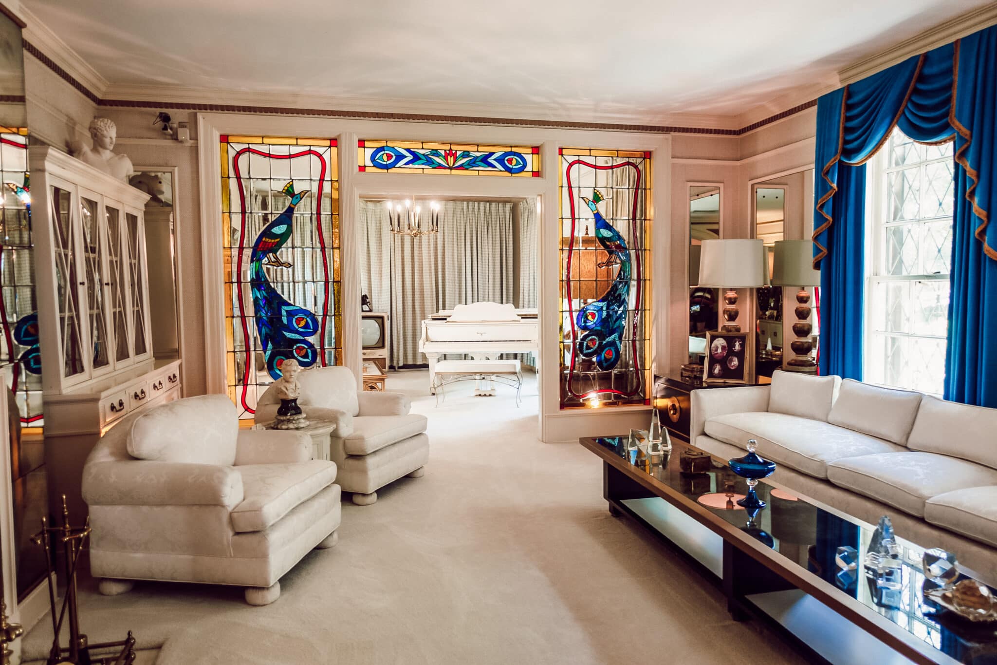 Elvis Presleys Wohnzimmer in Graceland in Memphis, Tennessee