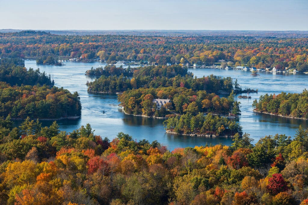 Luftaufnahme der Thousand Islands im Saint Lawrence River, mit leuchtenden Herbstfarben.