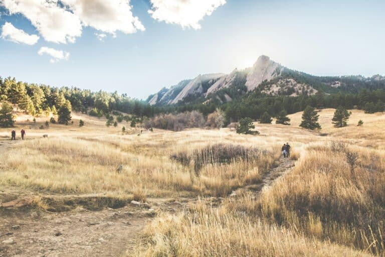 Wanderer vor den Flatirons bei Boulder in Colorado