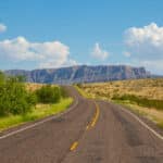 Straße des Texas Mountain Trail, eines Scenic Byway im äußersten Westen des US-Bundesstaates Texas