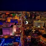 Blick aus der Vogelperspektive entlang des Las Vegas Boulevards in südlicher Richtung über das nächtliches Las Vegas