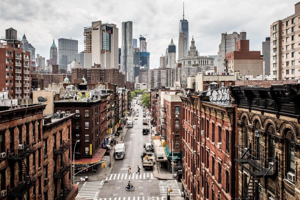 Blick aus der Vogelperspektive aus Midtown Höhe Market Street entlang der Madison Street nach Downtown New York City