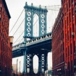 Blick aus der Manhattan Street in Brooklyn, New York City, auf die Manhattan Bridge