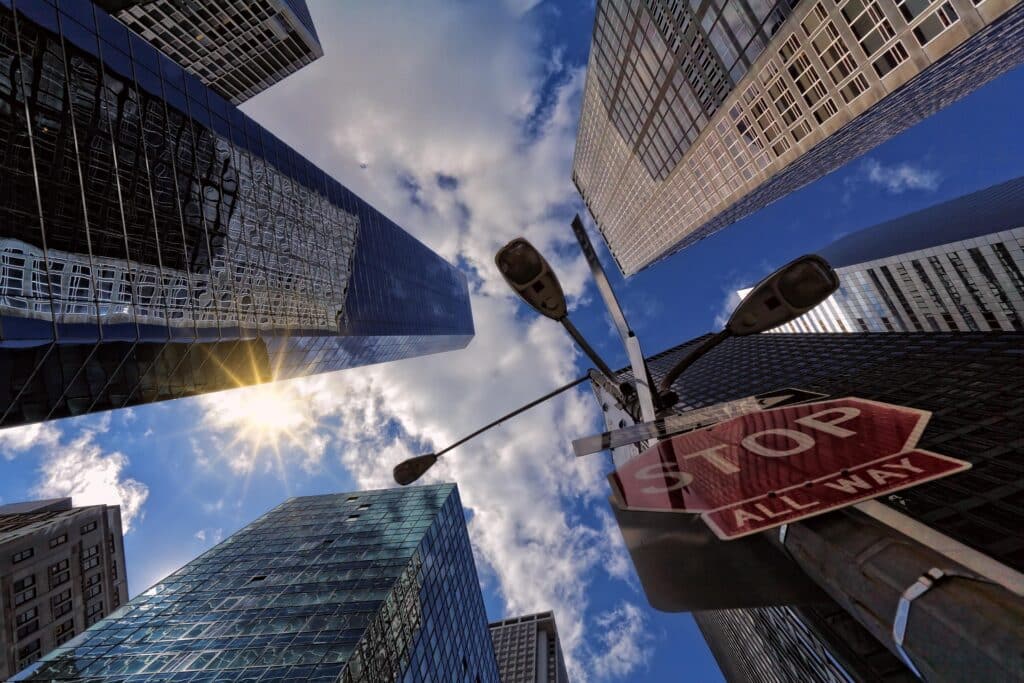 Wolkenkratzer in New York City aus der Froschperspektive