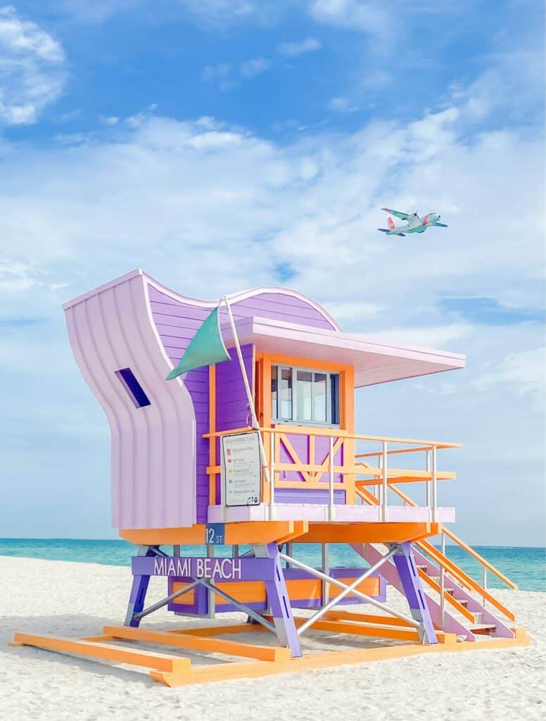 Bunter Rettungsschwimmerturm am Miami Beach.