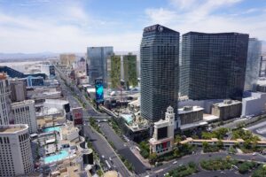 Blick aus der Vogelperspektive in südlicher Richtung über den Las Vegas Boulevard und den "City Center-Komplex" bei Tag