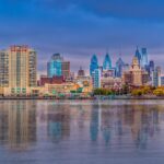 Flusseitiger Panoramablick auf die Skyline von Philadelphia