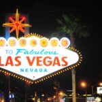 Ikonische Leuchtreklame am südlichen Stadtrand von Las Vegas: das berühmte "Welcome Sign" am Abend